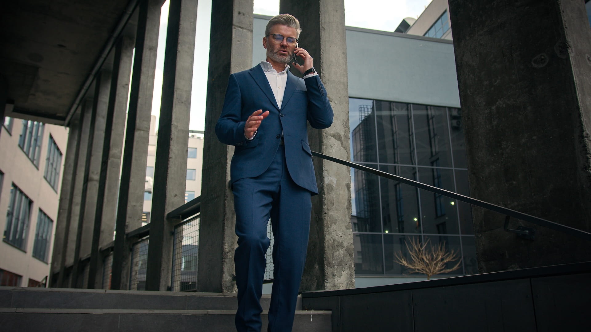 Adwokat rozwodowy we Wrocławiu podczas rozmowy telefonicznej